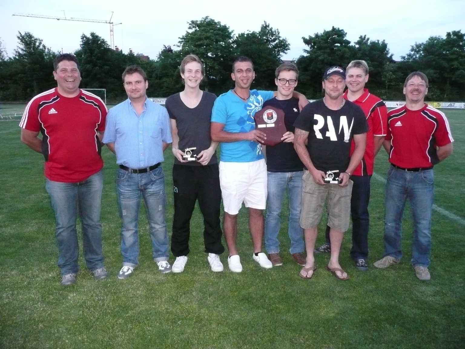 Die Abteilungsleiter Thomas Seebauer (links) und Andreas Breu sowie stellv. Vorsitzender Michael Bruckmüller (1. und 2.v.r.) bedankten sich bei Trainer Alexander Schießl (2.v.l.) für die hervorragendeSaison und ehrten Torschützenkönige Christian Reith (3.v.l.), Tobias Niedermeier (5.v.l.) und Roland Seidl (3.v.r.). Zu Spielern des Jahres 2012 beim TSV Pemfling wurden Tobias Niedermeier und Tino Göttlinger (4.v.l.) gewählt.